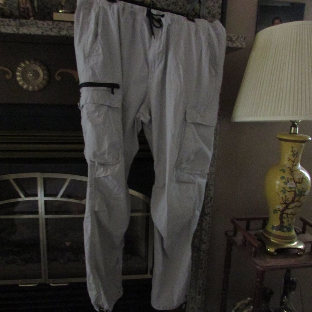 Multi-pocket cargo pants, lightweight but for all seasons